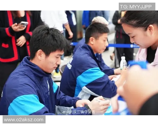 武汉足球传奇人物回顾：老一代球星的辉煌岁月与深远影响